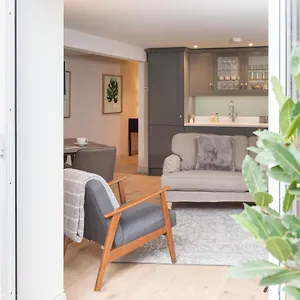 The Burrow By Serviced Apartment