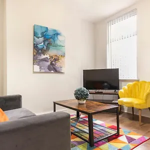 3-bedroom-home-in-liverpool-l15-with-free-parking.hotelsin-chester.com/